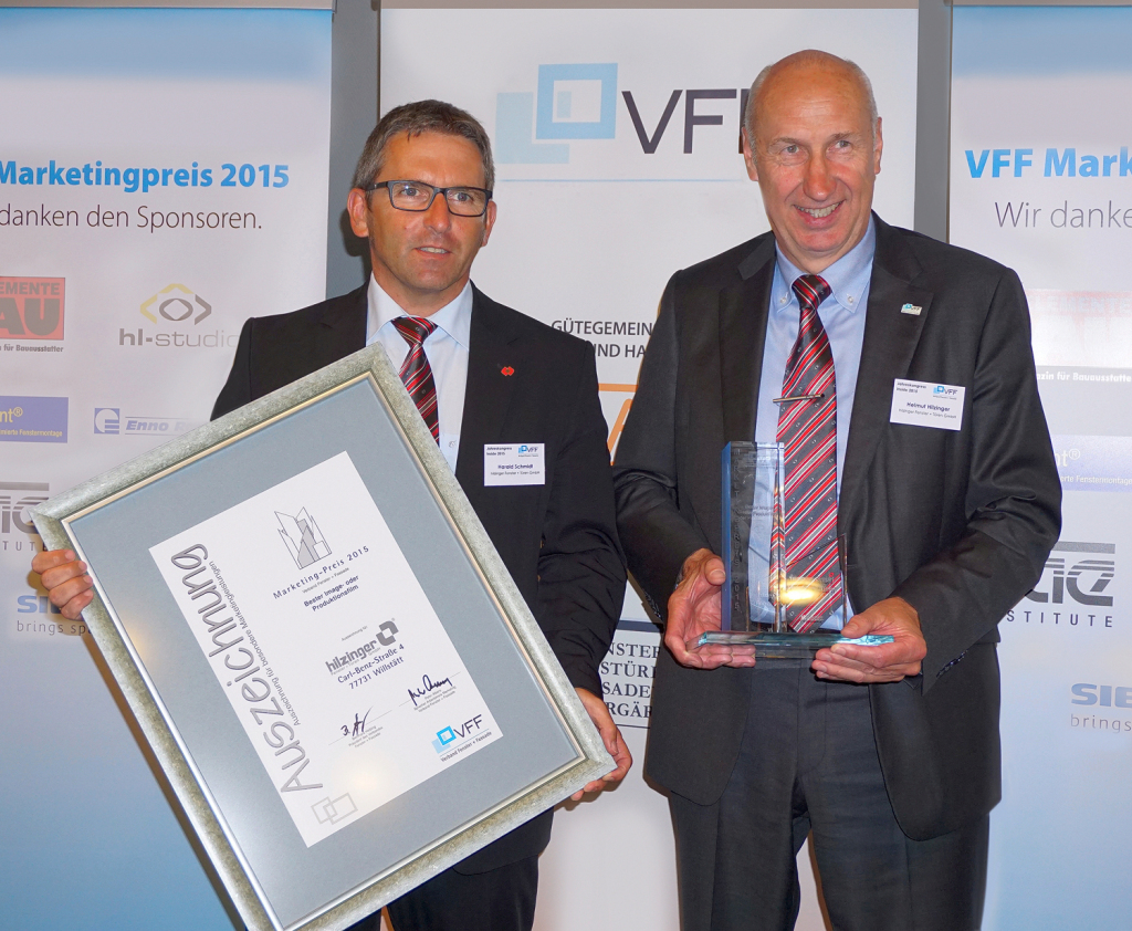 Von rechts: Helmut Hilzinger (Geschäftsführer), Harald Schmidt (Marketing und Öffentlichkeitsarbeit) mit der Auszeichnung für den besten Imagefilm