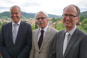 Zu sehen sind (von links nach rechts): Geschäftsführer Bernd Fey, Dr. Peter Wetzel und Dr. Rainer Blaas.