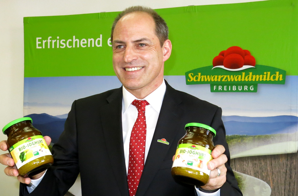 Marken verkaufen sich gut. Andreas Schneider konnte gute Umsatzzahlen für die Schwarzwaldmilch in Freiburg und Offenburg vorlegen. Foto: Zurbonsen  