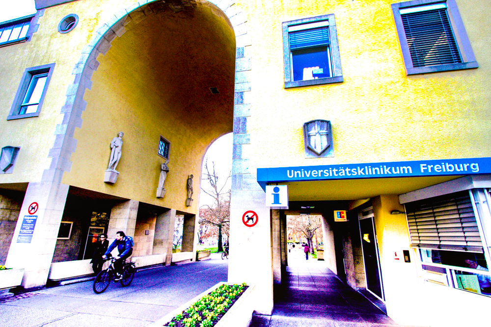 Die Uniklinik Freiburg. Die Mitarbeiter stoßen an Grenzen der Arbeitsbelastung. Grund: zu viel Arbeit, zu wenig Personal. Foto: Zurbonsen