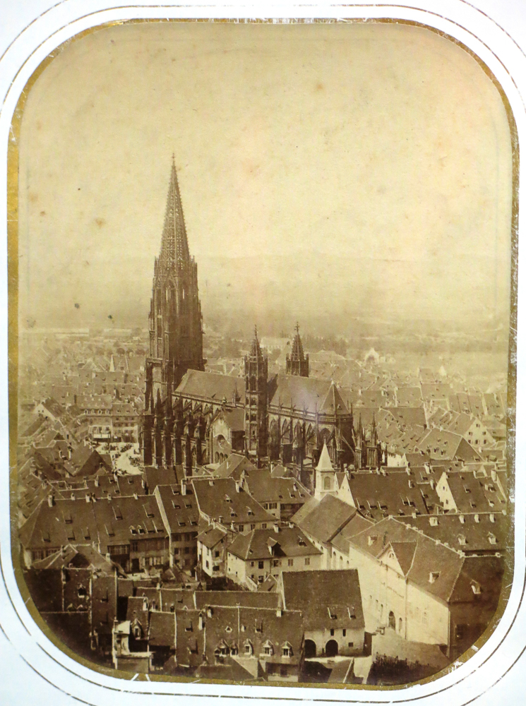 Ältestes Münsterfoto im Augustinermuseum - aufgenommen vom ersten Freiburger Profifotografen Gottlieb Theodor Hase im Jahre 1852. Repro: Zurbonsen 