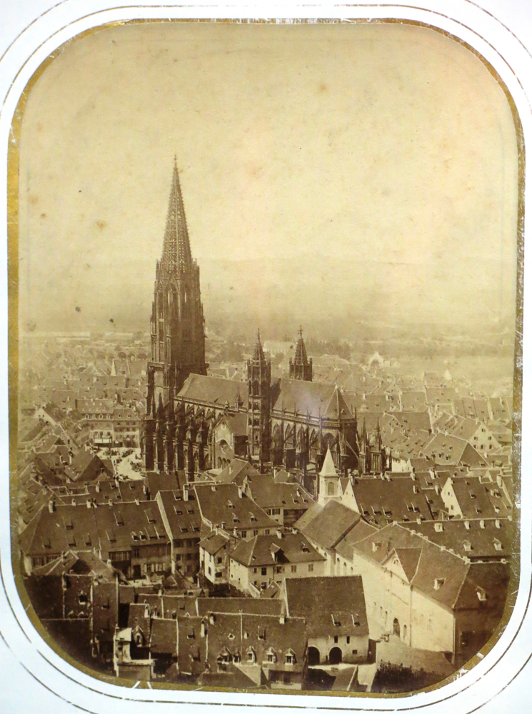 Ältestes Münsterfoto im Augustinermuseum - aufgenommen vom ersten Freiburger Profifotografen Gottlieb Theodor Hase im Jahre 1852. Repro: Zurbonsen