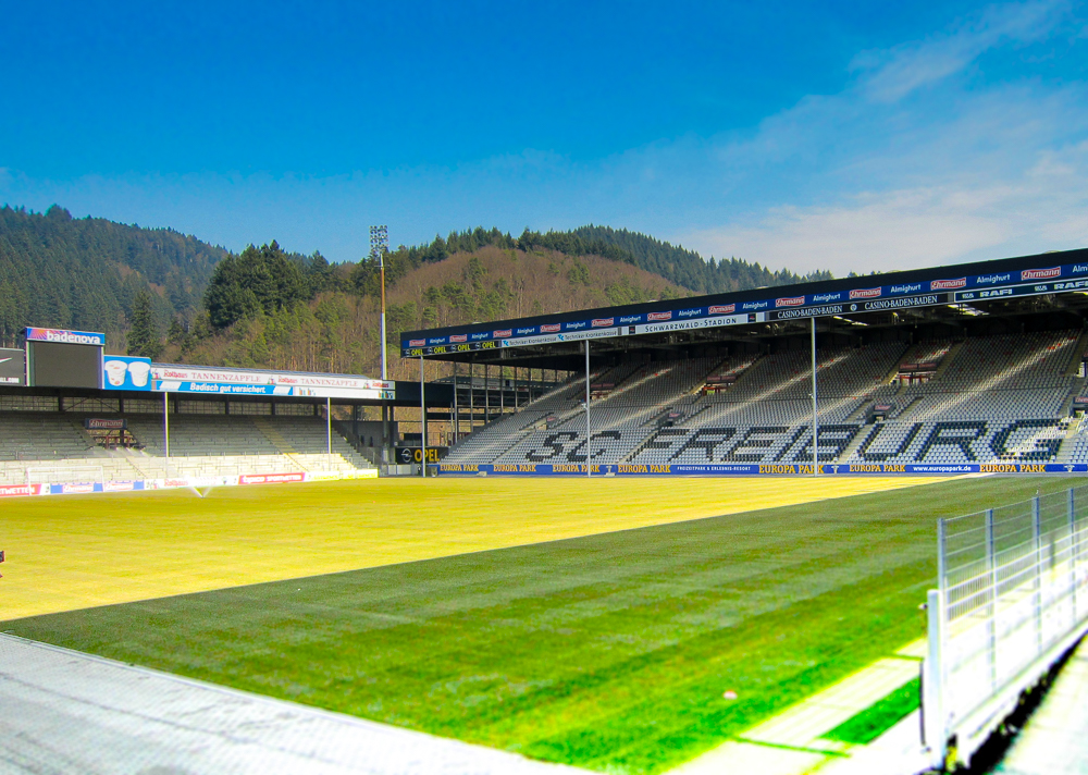 Bessere Chancen? Der SC Freiburg spielt auf frischem Grün gegen Augsburg im Schwarzwaldstadion. Foto: Zurbonsen