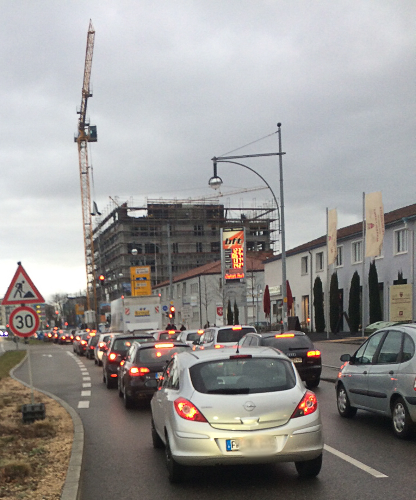 Am heutigen morgen staute sich der VErkehr in Freiburg. Die Straßenbahnen fuhren nicht.