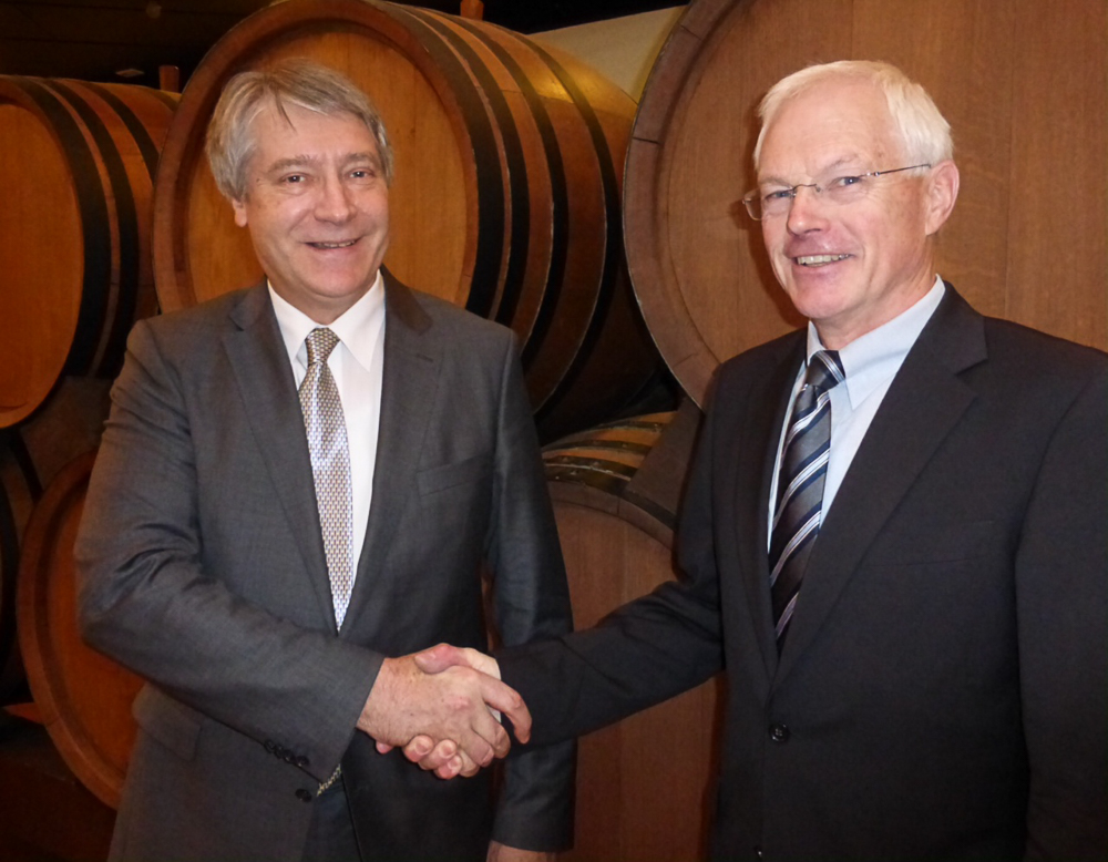Weitere Zusammenarbeit besiegelt - Aufsichtsratsvorsitzender Eckart Escher (rechts) gratuliert Dr. Peter J. Schuster (links).