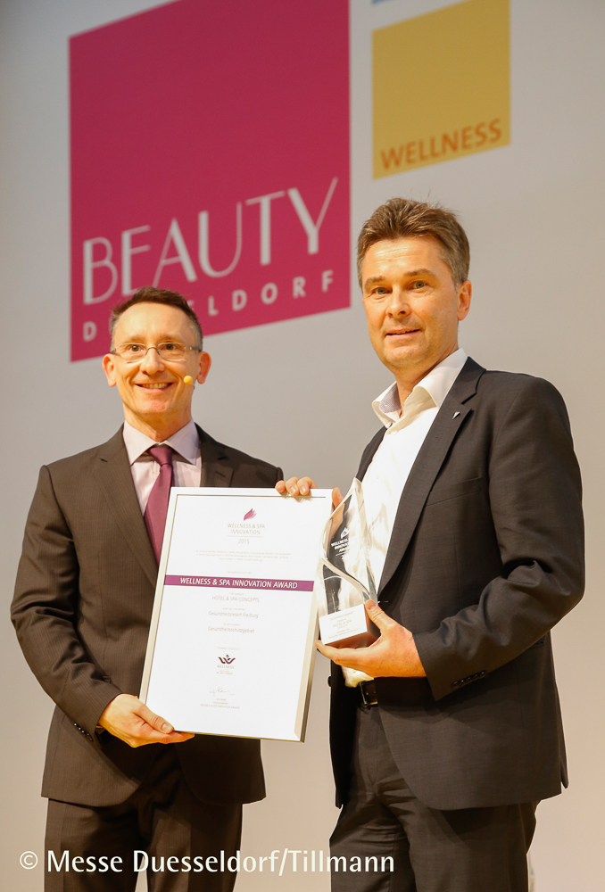 •Verleihung des Awards an den Geschäftsführer des Gesundheitsresort Freiburg, Rüdiger Wörnle (rechts) durch Lutz Hertel, Vorsitzender des Deutschen Wellness Verbands Foto: Messe Duesseldorf/ctillmann