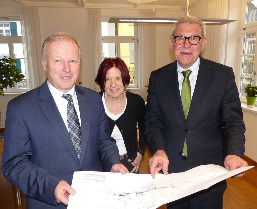 Bei einem Treffen im Haslacher Rathaus informierte Bürgermeister Heinz Winkler den Bundestagsabgeordneten Peter Weiß über die Pläne für eine oberirdische Umfahrung Haslachs. Unser Bild zeigt v.l.n.r. Peter Weiß, Bürgermeisterstellvertreterin Dr. Karla Mahne und Bürgermeister Heinz Winkler.