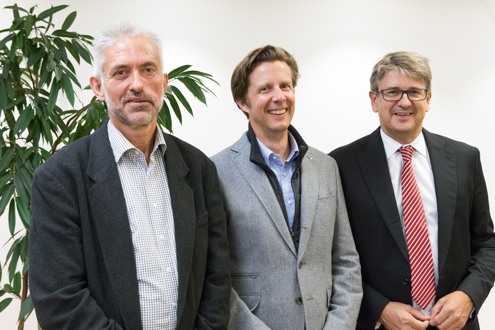 Werner Hein (Amt für Wohnraumversorgung der Stadt Freiburg), Christian Schulz (Vorsitzender der IG HAID und der IG NORD) und Volker Speck (Leiter der Mercedes Benz Niederlassung Freiburg). Foto: Ralf Deckert