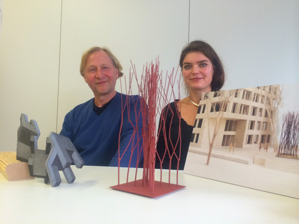 Matthias Dämpfle und Manuela Tirler vor Modellen ihrer Kunstwerke. Foto: Markus Hemmerich
