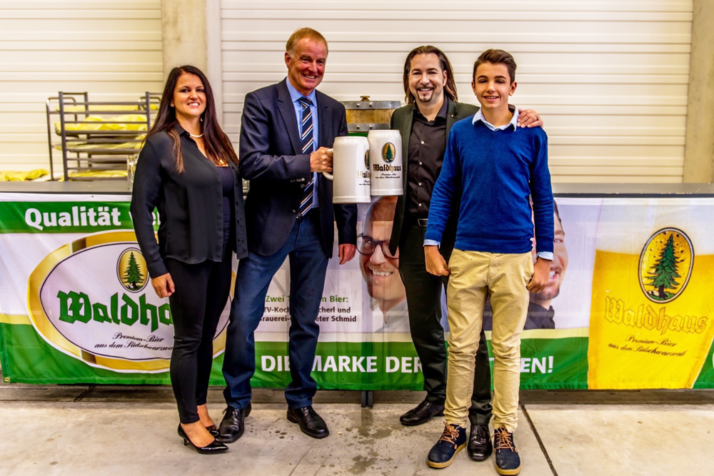 Dieter Schmid (2 v rechts), Geschäftsführer der Privatbrauerei Waldhaus freut sich mit seiner Frau Katja, Sohn Yannik und Bürgermeister Roland Arzner über die Eröffnung des neuen Logistikzentrums. 