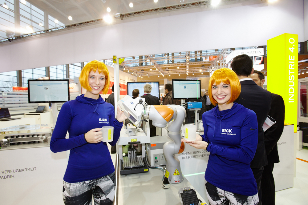 Ein echter Hingucker auf dem SICK-Messestand war ein Roboter, der den Besuchern personalisierte Tassen mit eingraviertem Namen aushändigte.