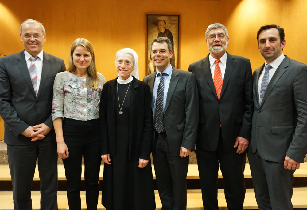 Geschäftsführer Bernd Fey, Professor Dr. Ute Spiekerkötter, Aufsichtsratsvorsitzende Schwester Birgitta Stritt, Dr. Christoph Müller, Professor Dr. Johannes Forster, Professor Dr. Stephan Kersting- Foto: RKK Klinikum