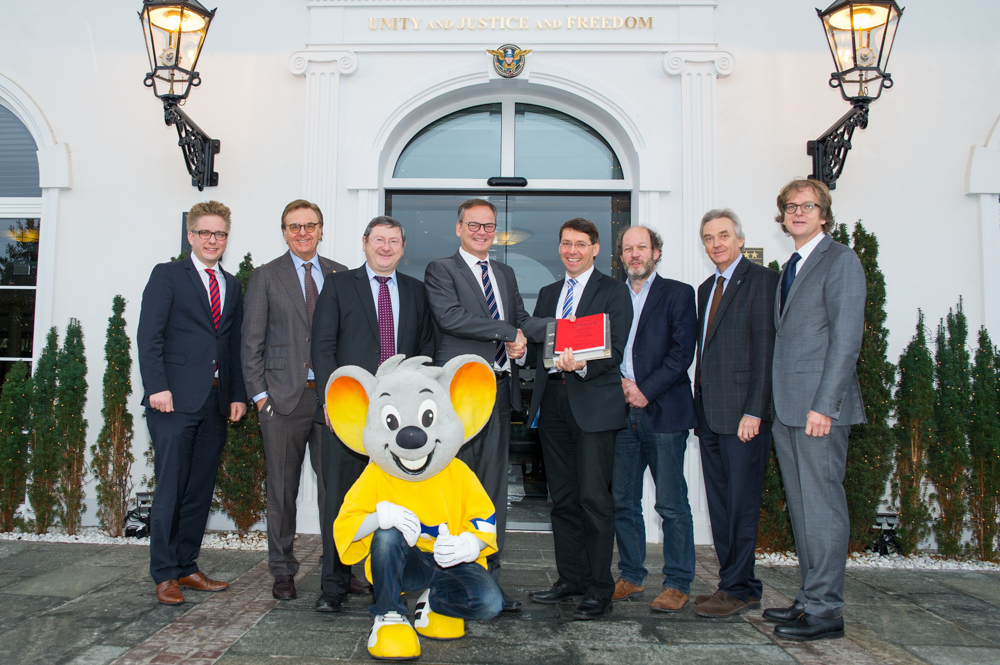 Landrat Frank Scherer (4. v.l.) übergibt Bürgermeister Bruno Metz (Ettenheim, 4. v.r.) den genehmigten Flächennutzungsplan im Beisein der Bürgermeister Kai-Achim Klare (Rust, ganz links) und Heinrich Dixa (Ringsheim, 3. v.l) der Verwaltungsgemeinschaft Ettenheim und im Beisein der Europa-Park-Chefs Roland (2. v. l.) und Jürgen Mack (2.v.r.). Ganz rechts: Holger Fischer vom Planungsbüro, 3. v. l.: Anwalt Dr. Michael Thoma. Foto: Europapark