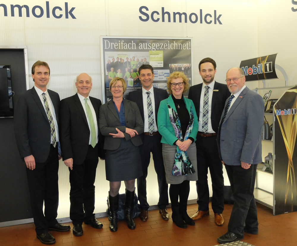 Geschäftsführer Bernhard Schmolck, Landtagsabgeordneter der Grünen Alexander Schoch und Fraktionsvorsitzende der Grünen Edith Sitzmann, Geschäftsführer Jürgen Henninger, Zweitkandidatin Michaela Ecker, Marketingleiter Michael Gleichauf, Obermeister der KFZ-Innung Freiburg Rolf Buselmeier.