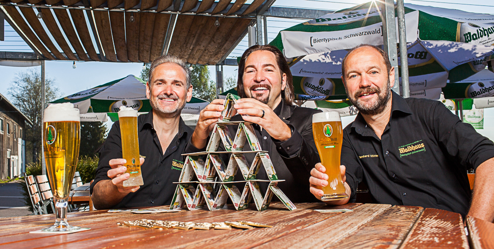 Dieter Schmid, Geschäftsführer der Privatbrauerei Waldhaus (Mitte) freut sich  mit seinen Braumeistern Bernhard Vötter (rechts) und Bernhard Ebner über das erfolgreiche Braujahr.