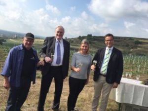 Die Badische Weinkönigin Magdalena Malin aus Meersbrug sowie die Weinbaufunktionäre Kilian Schneider und Peter Wohlfarth und Landwirtschaftsminister Peter Hauck blickten gestern am Kaiserstuhl optimistisch auf die in der kommenden Woche beginnende Hauptlese in den badischen Weinbergen