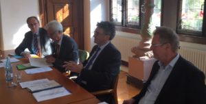 Vorrang für Wohnungsbau – gleich vier Freiburger Bürgermeister unterstreichen vor der Presse die Bedeutung des Themas ( v. links ) Baubürgermeister Martin Haag, Finanzbürgermeister Otto Neideck, Oberbürgermeister Dieter Salomon und Sozialbürgermeister Ulrich von Kirchbach Bild: Uli Homann