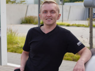 Andreas Michaelis von AUMA mit seinem Spezialtelefon