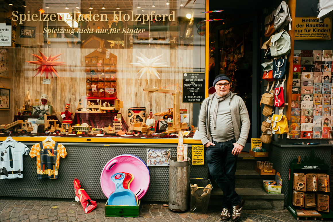 Michael Hauser vor seinem Spielzeugladen Holzpferd