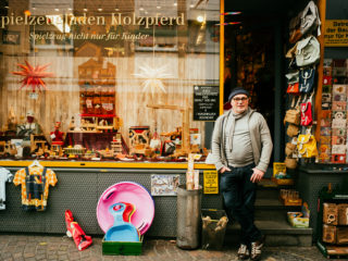 Michael Hauser vor seinem Spielzeugladen Holzpferd