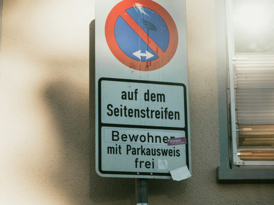 Verkehrsschild Parken nur mit Parkausweis