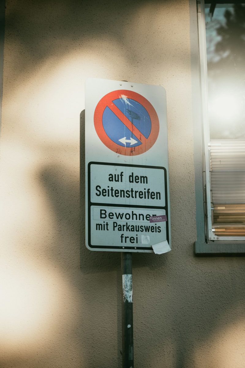 Verkehrsschild Parken nur mit Parkausweis