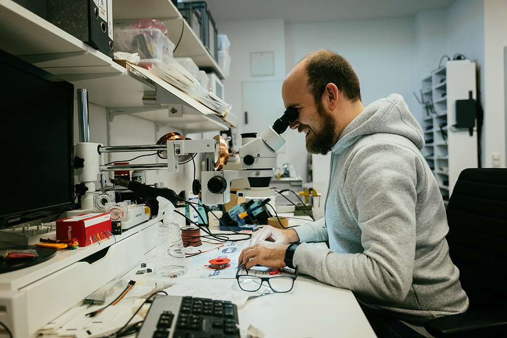 Techniker bei der Arbeit an den Mini-Kameras von Captana