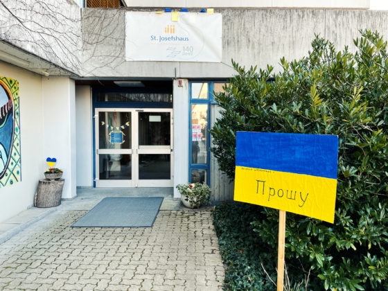 Marienheim in Balmbach mit ukrainischer Flagge