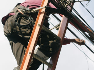 Elektriker auf der Leiter