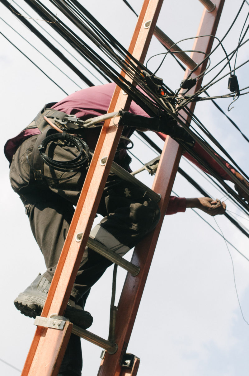 Elektriker auf der Leiter