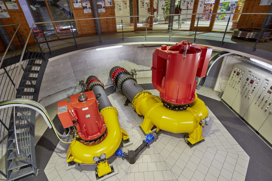 Türbinen und Generatoren der inhouse Wasserkraftanlage WVK