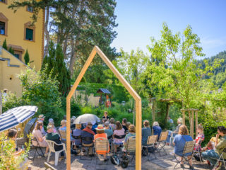 Leseung im Freien Zsuza Bank