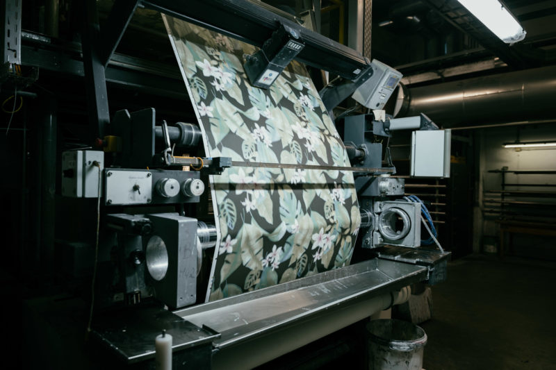 In der Tapetenfabrik Erismann enstehen derzeit viele Produkte mit floralen Motiven.