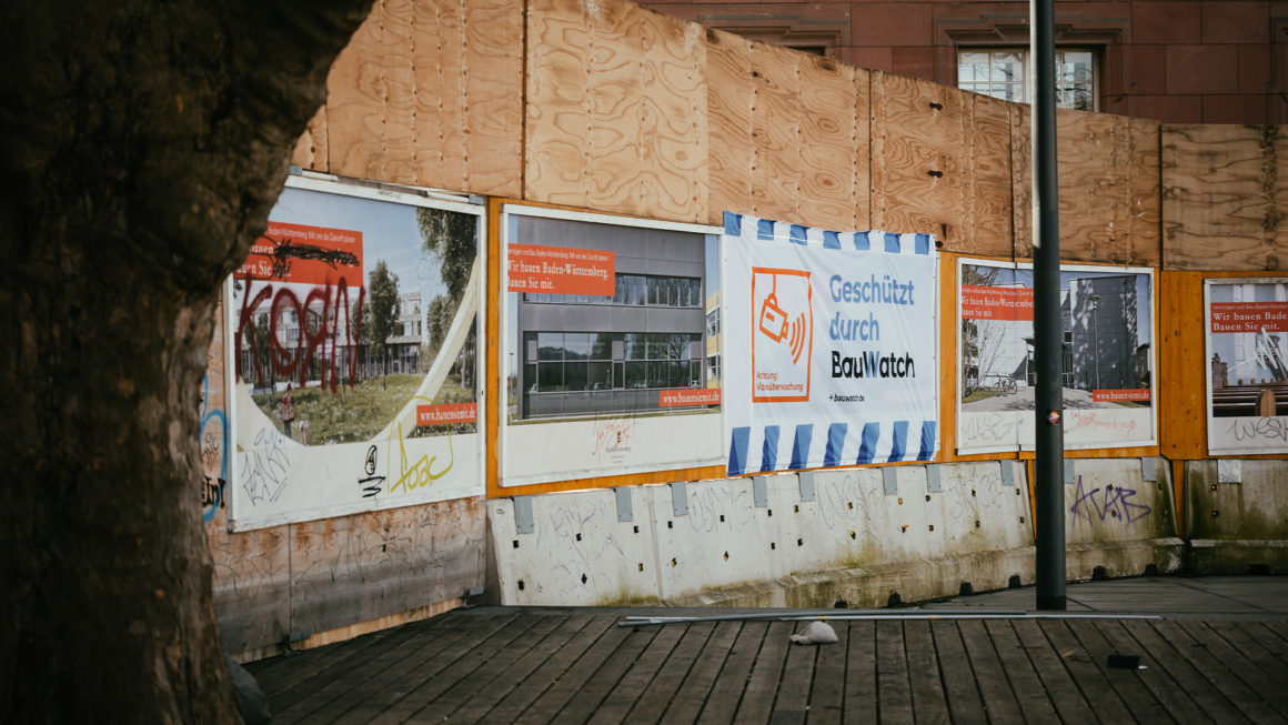 Die Baustelle am KG II wird überwacht - darauf weisen Banner hin.