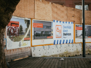 Die Baustelle am KG II wird überwacht - darauf weisen Banner hin.