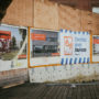 Die Baustelle am KG II wird überwacht - darauf weisen Banner hin.