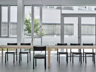 Der Tisch Slender Table und der dazu passende Stuhl namens Bolando gehören zu den Bestsellern von Formoebel. Foto: Christoph Duepper