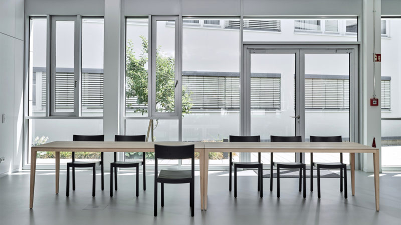 Der Tisch Slender Table und der dazu passende Stuhl namens Bolando gehören zu den Bestsellern von Formoebel. Foto: Christoph Duepper
