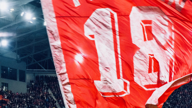 Abschiedsgeschenk der Fans an Nils Petersen.
