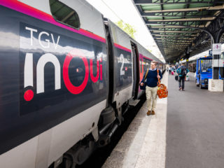 Aufgrund seiner Leidenschaft fürs Zugfahren hat Adrian Dinser "Der Passagier" gegründet. Und natürlich auch, weil es kein richtig tolles Magazin übers Reisen mit der Bahn gab. Der Offenburger startete 2021 mit dem ersten Heft und einer gleich-namigen Website, mittlerweile arbeitet der studierte Wirtschaftsprüfungs assistent als Herausgeber an Nummer 7, das sich mit den Alpen beschäftigt – Erkundungen auf Gleisen versteht sich. www.derpassagier.com