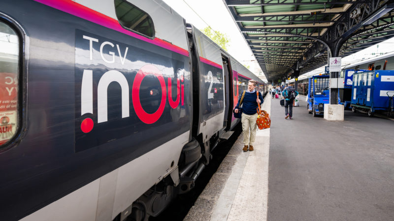 Aufgrund seiner Leidenschaft fürs Zugfahren hat Adrian Dinser "Der Passagier" gegründet. Und natürlich auch, weil es kein richtig tolles Magazin übers Reisen mit der Bahn gab. Der Offenburger startete 2021 mit dem ersten Heft und einer gleich-namigen Website, mittlerweile arbeitet der studierte Wirtschaftsprüfungs assistent als Herausgeber an Nummer 7, das sich mit den Alpen beschäftigt – Erkundungen auf Gleisen versteht sich. www.derpassagier.com