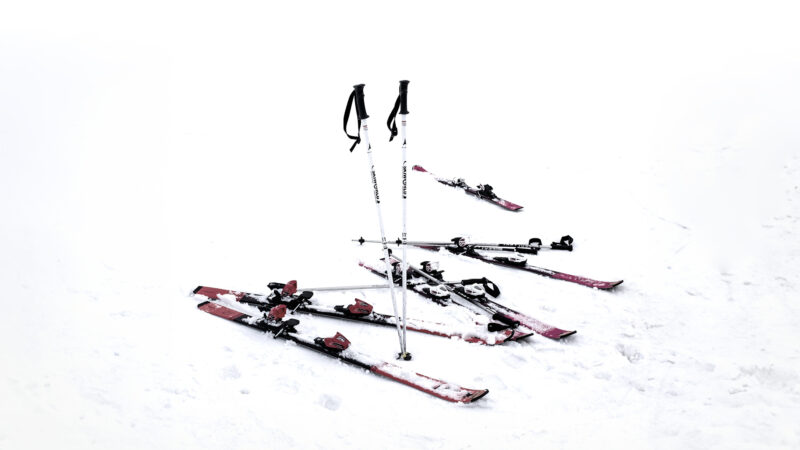 Ski im Schnee