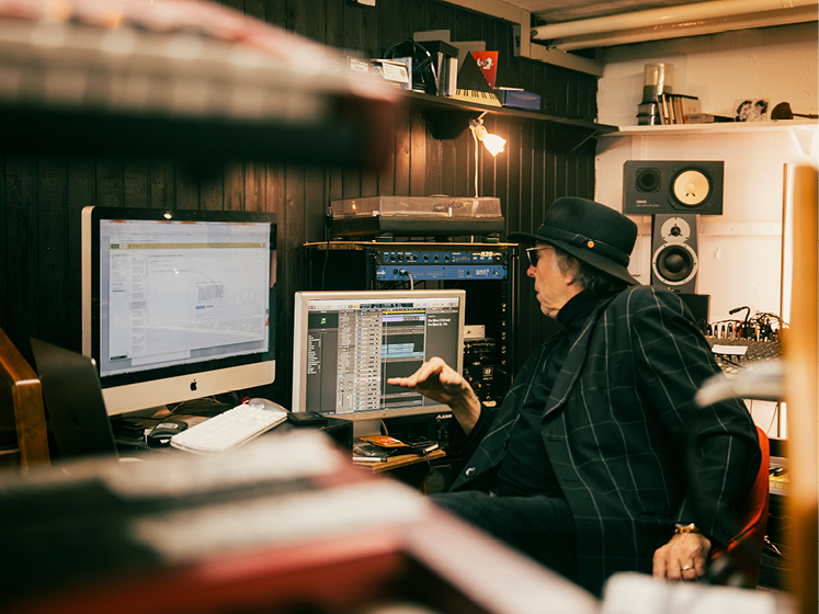Zeus B. Held in seinem Studio