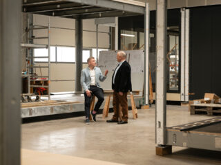 Tauschen sich viel aus: Daniel und Matthias Weckesser in der Kramer GmbH in Umkirch. Foto: Alex Dietrich