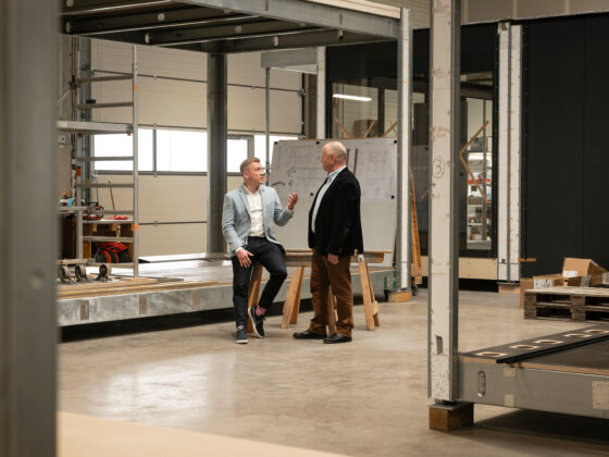 Tauschen sich viel aus: Daniel und Matthias Weckesser in der Kramer GmbH in Umkirch. Foto: Alex Dietrich