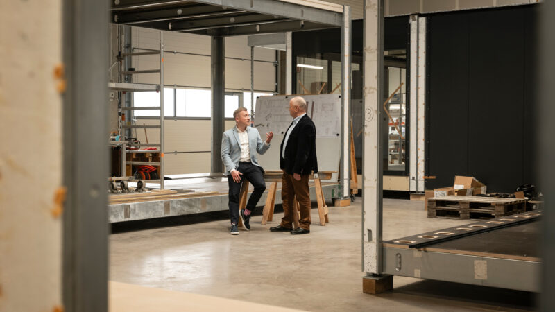 Tauschen sich viel aus: Daniel und Matthias Weckesser in der Kramer GmbH in Umkirch. Foto: Alex Dietrich