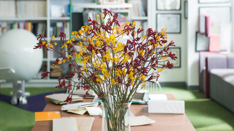 b Blumen zum Geburtstag oder ein freundlicher Umgangston: Es gibt viele Möglichkeiten für einen respektvollen Umgang im Unternehmen. Foto: Unsplash