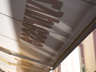 Der Schriftzug ist noch am Büro, die Zypresse aber eingestellt. Foto: Fanego