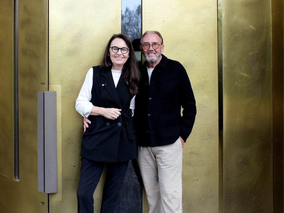 Golden glänzt die Eingangstür: Gabriela Unbehaun-Maier und Hermann Maier vor der Eingangstür ihres MAC 2 in Singen.