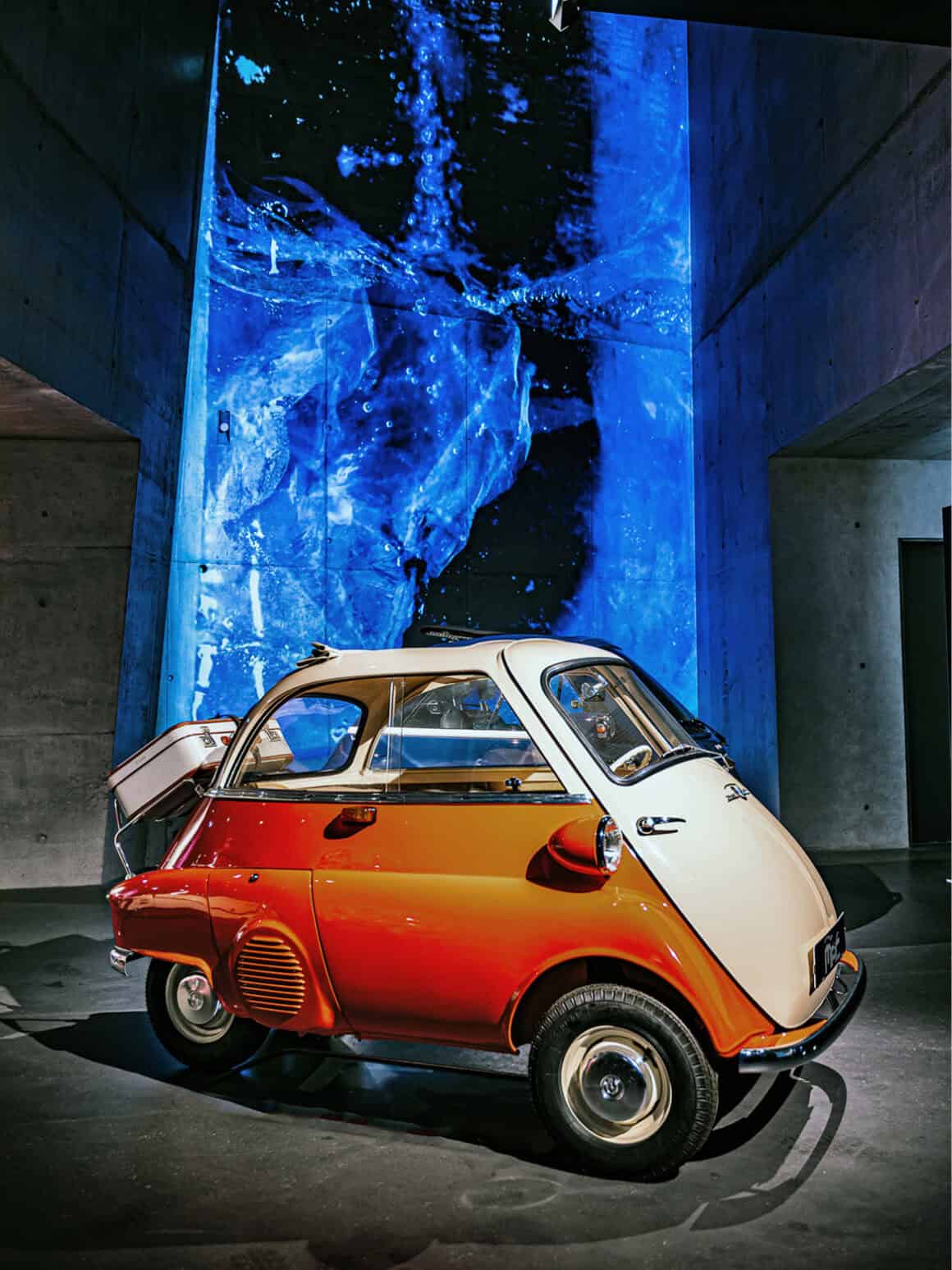 Ein BMW Isetta mit Lichtkunst im Hintergrund.